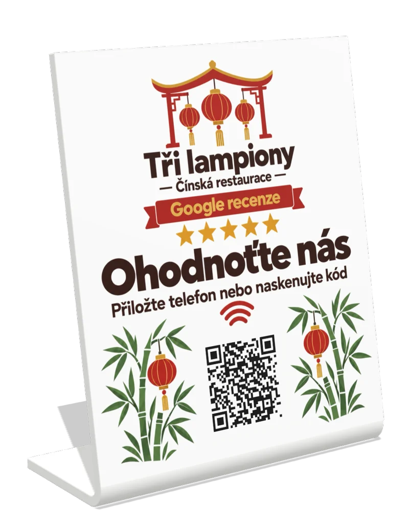 Stojánek na Google recenze s ukázkovým návrhem pro vymyšlenou čínskou restauraci Tři lampiony: tři červené lampiony v logu, bambus po stranách, nápis Ohodnoťte nás a QR kód